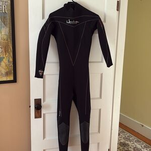Henderson Thermoprene 3 mm Women Black Stylish Black Wetsuit. Size 6T.